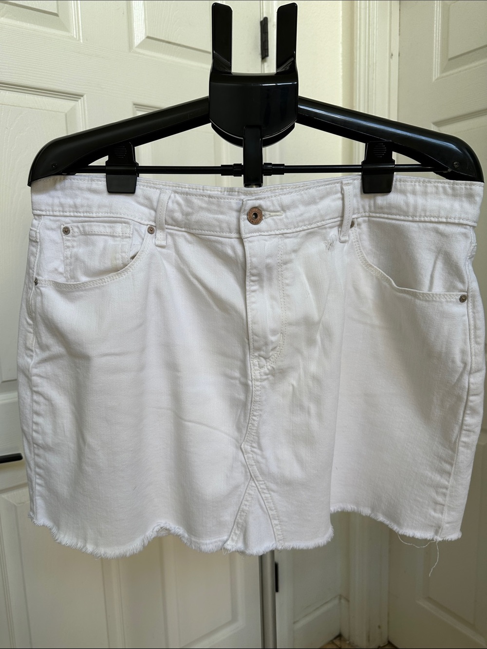 Signature by Levi Strauss & Co White Denim Mini Skirt With Frayed Hem in Size 14